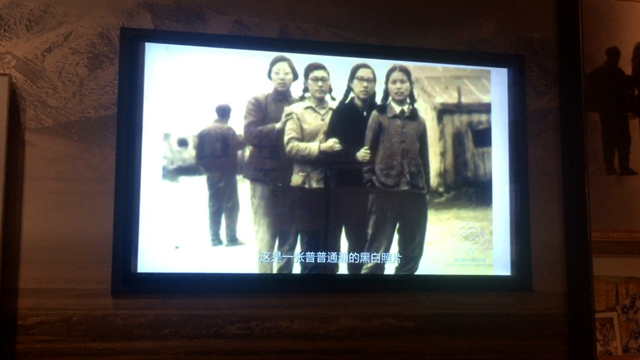 四個女大學生屏幕展示