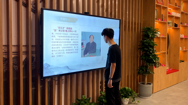 身邊的榜樣拍照留念互動查詢屏