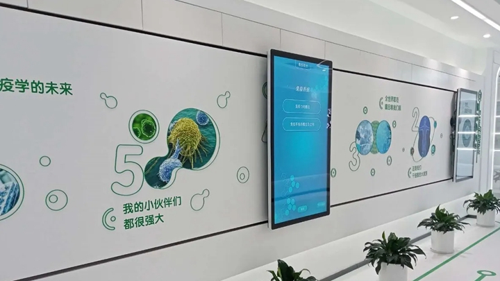 液晶滑軌屏在展廳中的使用效果