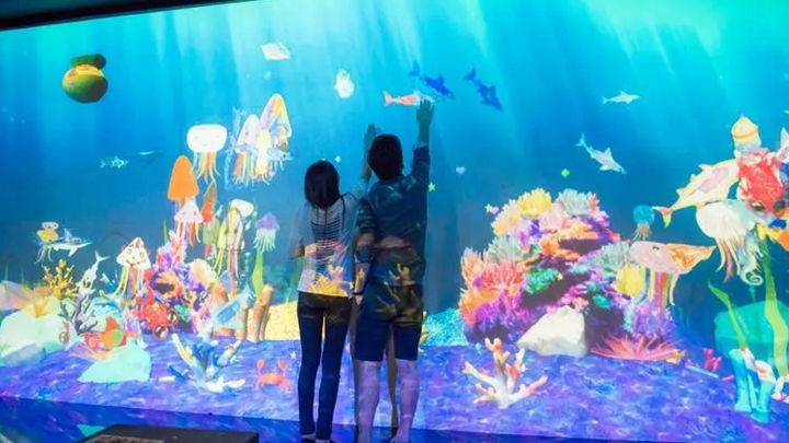 墻面互動(dòng)投影在展廳中的使用效果