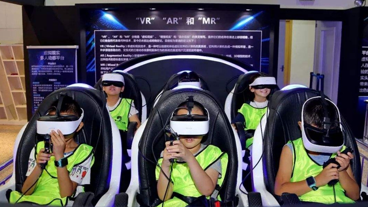孩子們體驗VR