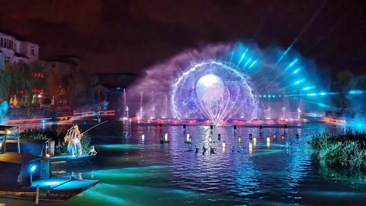 沉浸式夜游的湖邊景色