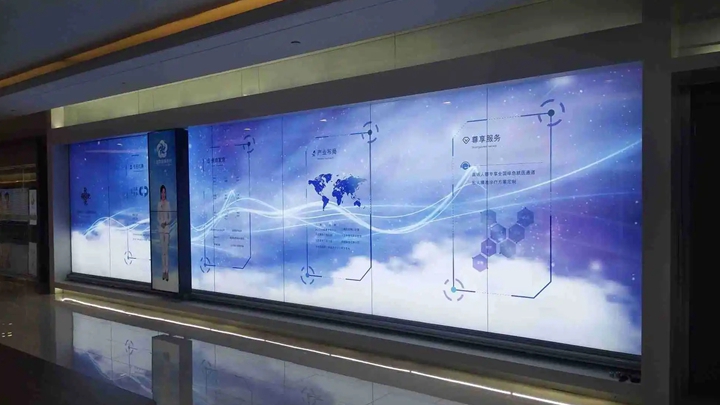 虛擬主持人在滑軌屏上的應用效果