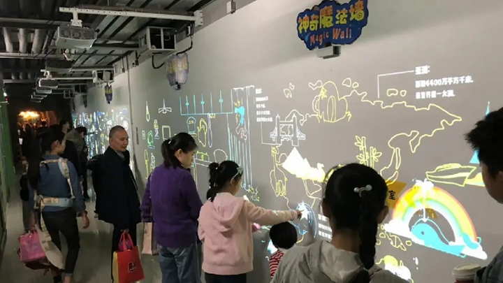 霍格沃茲墻在展廳中的效果展示