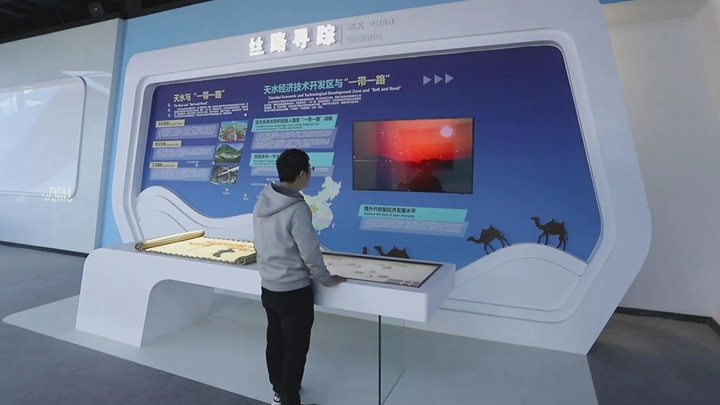 雙屏聯(lián)動(dòng)在展廳中的展示效果
